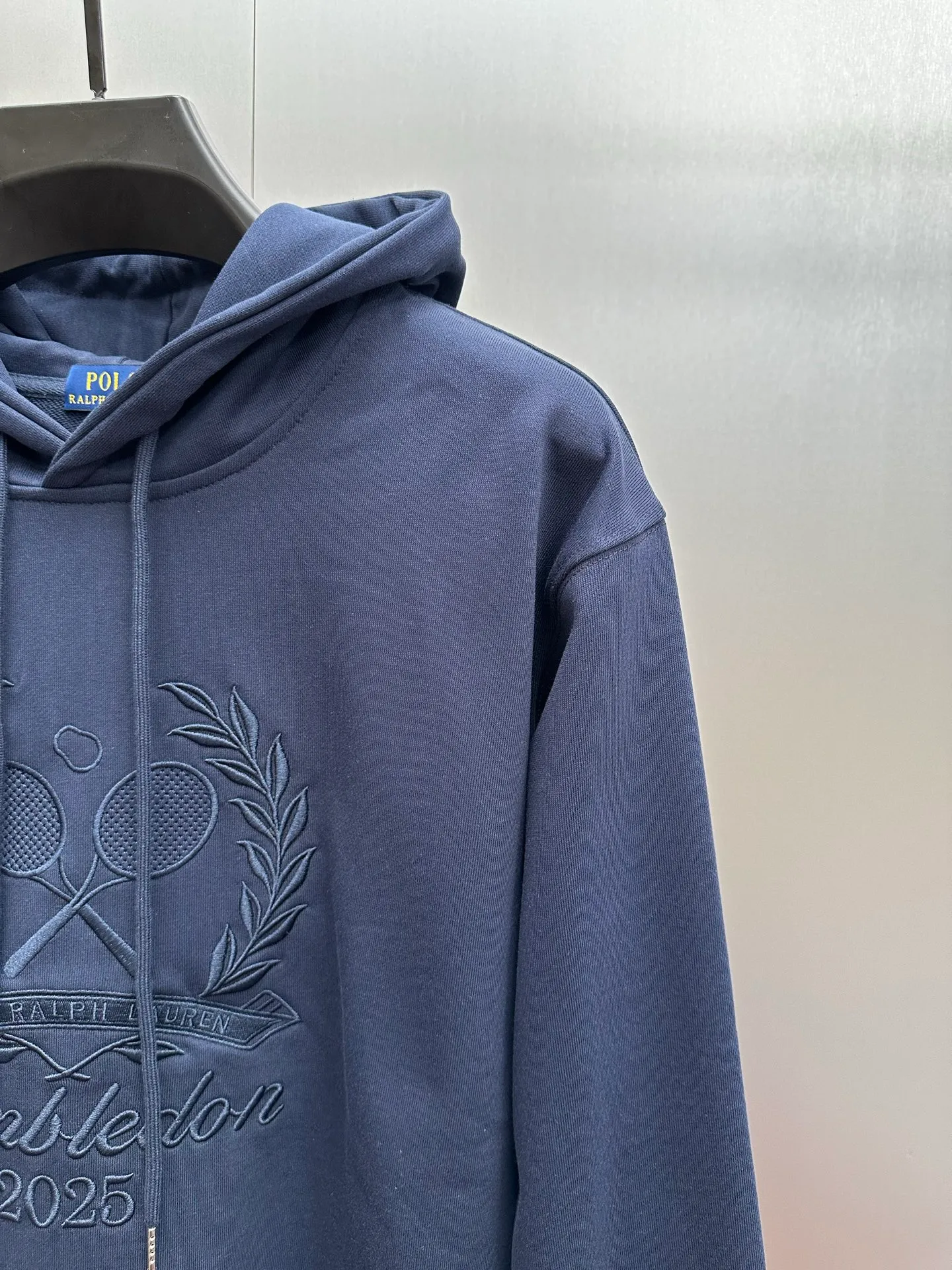 P280 RalphLauren/Ralph Lauren 2025 new autumn and winter large embroidered hooded sweatshirt Ralph Lauren's age-reducing item, the coat fabric is made of 60% cotton ➕40% polyester, which not only retains the softness, comfort and breathability of cotton, but also adds the wear resistance and wrinkle resistance of polyester fiber, making the clothes more durable and easy to care for. Even in slightly cooler weather, you won't feel stuffy when wearing it. This kind of fabric has a natural crisp feel and is not easy to pill or deform. Hooded design effectively improves thermal insulation performance. The embroidery on the chest and the fabric are of the same color. The colors are full, three-dimensional and lifelike, adding a bit of liveliness and interest to the whole sweatshirt. There is no pressure to dress, regardless of age or gender. Complete accessories!  Color: navy blue, black, gray size: S-xL